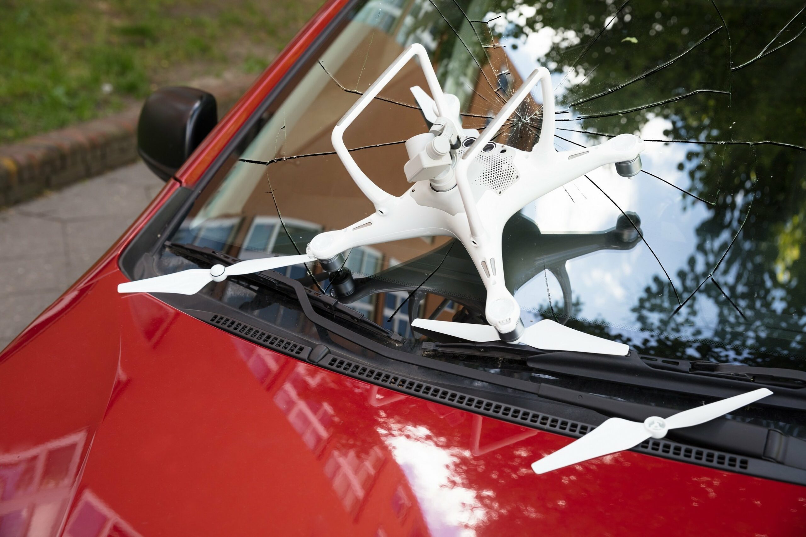 Drohne zerstört Autoscheibe 